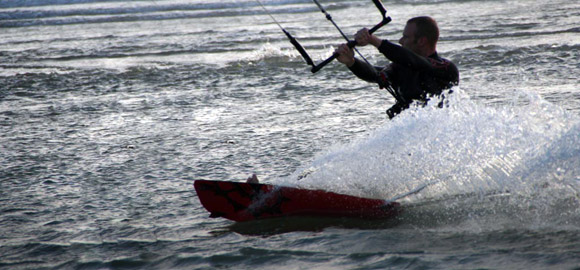 Bild: Kitesurfer in Aktion