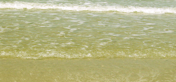 Bild: Flache Wellen am Strand